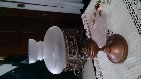 Vendo lámpara de mesa antigua, con tulipa grabada esmerilada