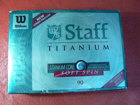 Caja con 12 Pelotas de Golf Wilson Staff Titanium Soft Spin 90