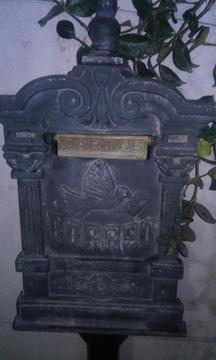 Antiguo Buzon de Correo , con pie metalico de 10 cm diametro x 1, 50 cm $3.000