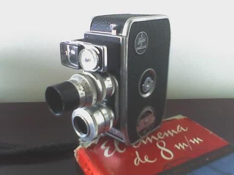 filmadora antigua a cuerda con tres lentes y manual