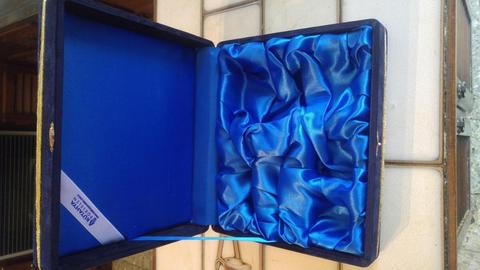 Caja forrada en terciopelo azul y por dentro seda azul y bordes dorados