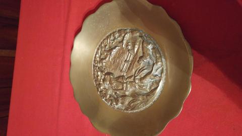 Plato antiguo de macizo bronce con relieve de hermosa figura de cazeria