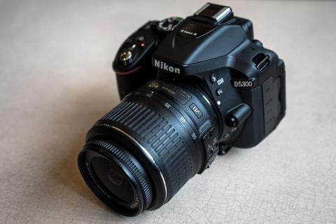 Nikon D5300 VR 1855 KIT Bolso Lente 28100