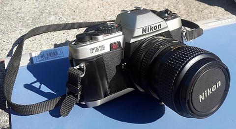 Cámara Analógica Nikon Fe10 Tele Zoom De 35/70 Mm