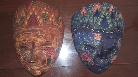 Máscaras x2 de madera talladas y pintadas a mano $300