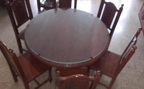Mesa y 6 sillas de algarrobo lustrado $15000