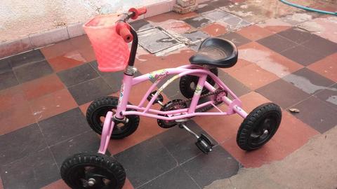 Triciclo de cuatro ruedas para nena