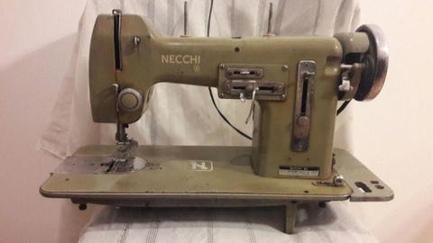 Máquina de coser Necchi Bu serie Mira, made in Italy