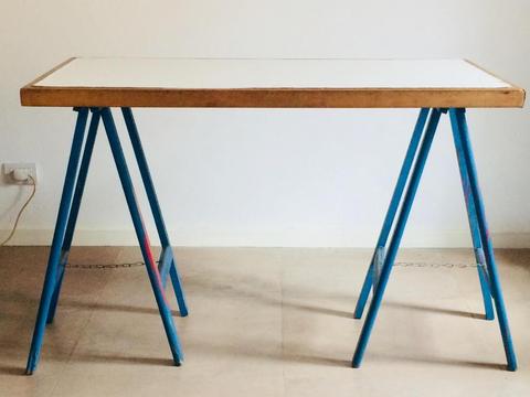 Tabla y caballetes de madera. Ideal escritorio! Mesa