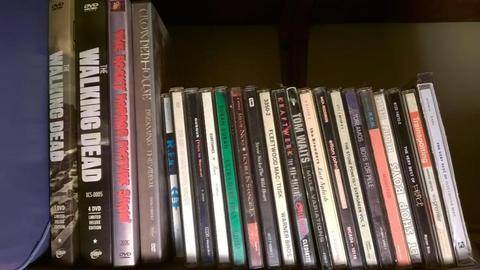 Vendo varios CDs música, BJORK y Temporadas DVD de the walking dead