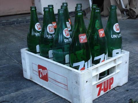 botellas de 7UP antiguas y cajon plástico Originales