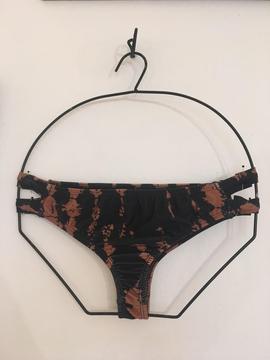 Percha Silueta de Alambre para Lencería/Bikini