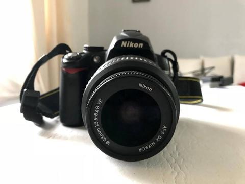 Camara Nikon D5000 con lente y accesorios