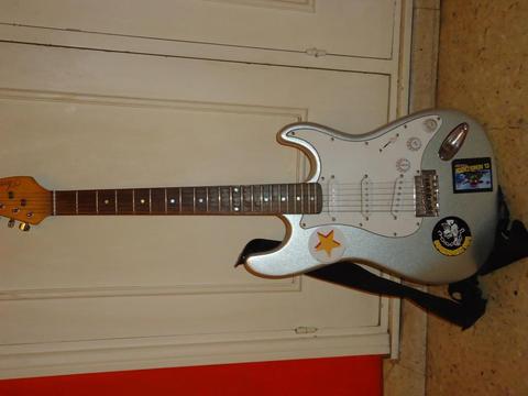 Vendo guitarra stratocaster Accord excelente estado Nueva!!!