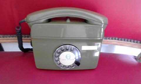 Teléfono antiguo a disco de pared