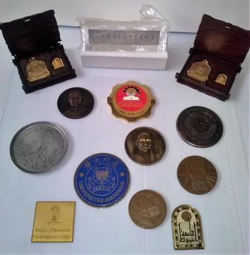 13 Escudos Souvenirs Medallas Universidades Internacionales