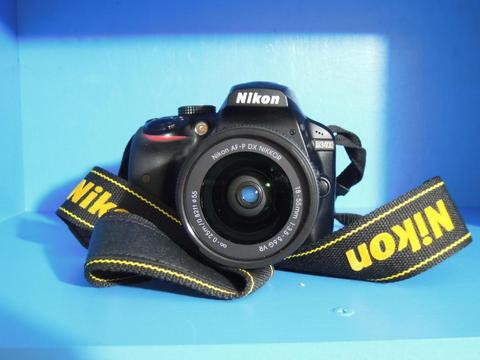 Nikon D 3400 con lente 18 55 f 3,5 / 5,6 vr afp , con tarjeta 16gb clase 10 y bolso