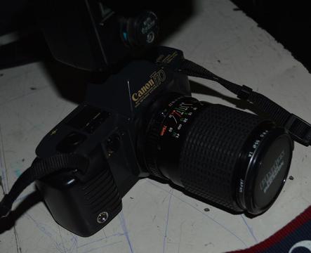 Camara fotográfica Canon T70 con flahss