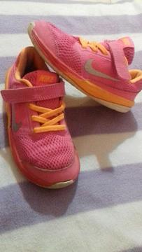 Vendo Zapatillas Nike para Nena