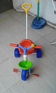 Triciclo infantil con manija