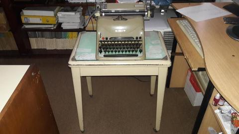 Máquina de escribir Olivetti Lexikon 80 con mesa de apoyo con ruedas