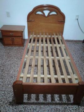 cama de una plaza y mesa de luz de guatambu