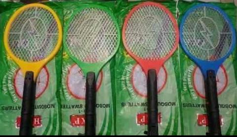 RAQUETA MATA MOSCAS A PILAS