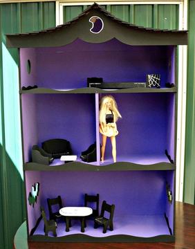 Casita para muñecas Monster High, completa con muebles