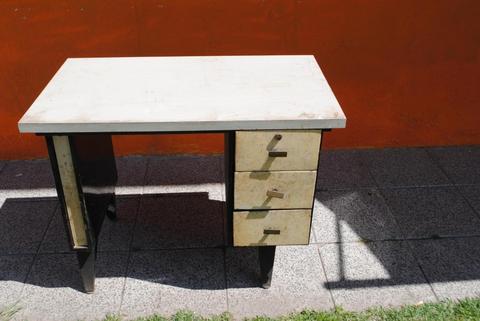 escritorio antiguo de chapa, tapa formica