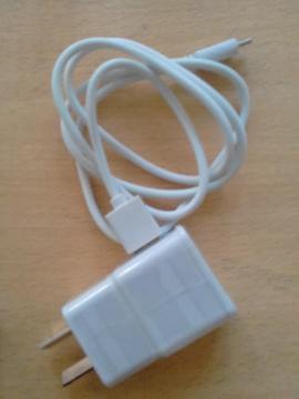 Vendo cargador con cable USB