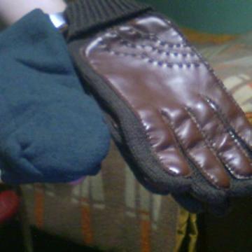 GUANTES DAMA DE LANA COMBINADA CON CUERO Y UN PAR DE MEDIAS. AMBOS NUEVOS