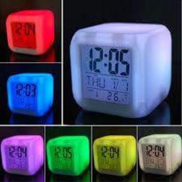 Reloj digital con luces de colores cuadrado