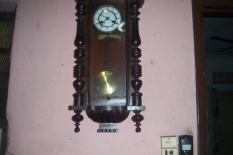 reloj antiguo de pared funcionando