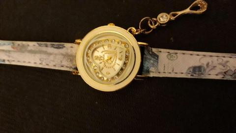 Reloj de dama, última moda, caja de acero inoxidable, correa de cuero decorado con dije