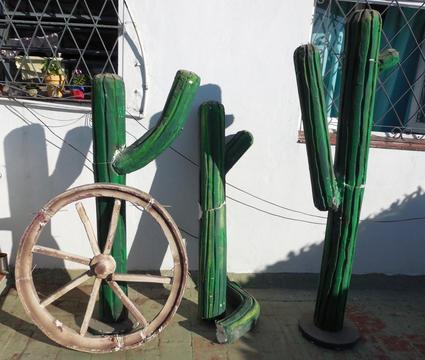 ESCENOGRAFIA 3 Cactus y 1 Rueda de Carreta de Telgopor forrados y pintados para reparar