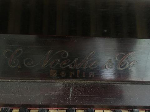 Piano alemán C. Noeske Co. antiguo