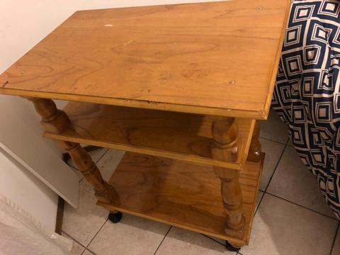 Mesa para tv con dos estantes de madera