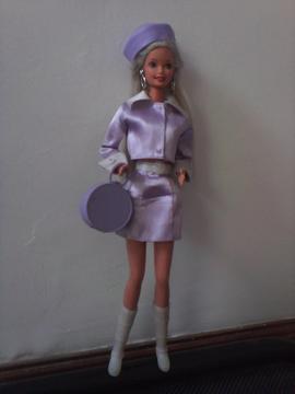 Barbie con traje lila y accesorios