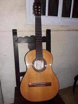 Vendo Guitarra Criolla poco Uso