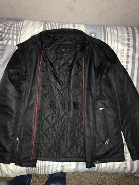 CAMPERA ROCHAS , TALLE M , PERFECTO ESTADO !!