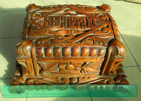 Caja de madera labrada antigua muy grande. 37 cm alhajero