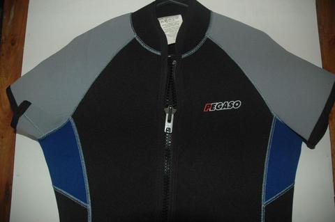 traje neopreno corto