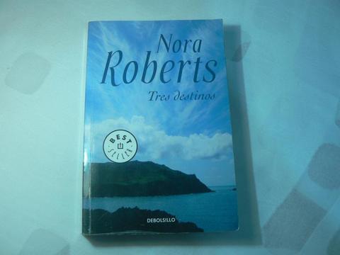 Libro Tres Destinos por Nora Roberts. Editorial Debolsillo
