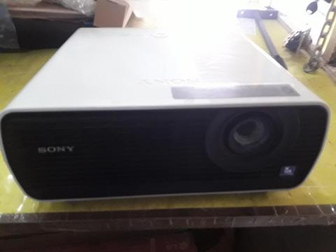 se vende proyector sony 2500 ansi lumenes excelente!!