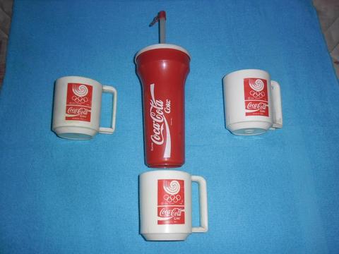 Lote de tazas plásticas y bandeja coleccionables originales Coca Cola