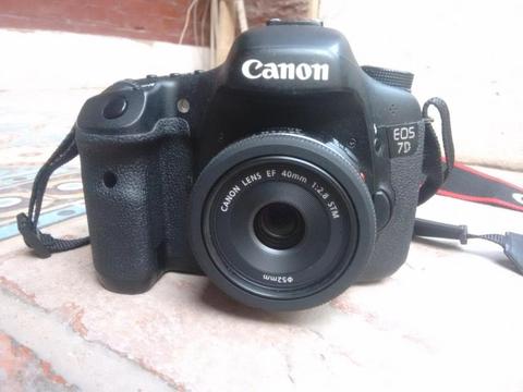 Canon 7D con lente 40mm STM