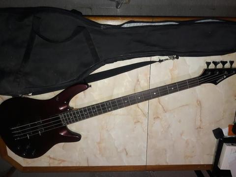 bajo Marca Samick con Funda
