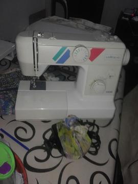 Maquina de Coser Admiral