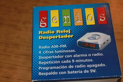 RADIO RELOJ DESPERTADOR GENIOS EN SU CAJA ORIGINAL SIN USO MUY BUENO!!!!! $ 395
