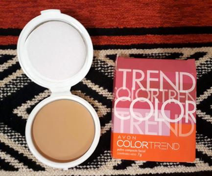 Polvo compacto facial color Beautiful Bronze tono medio con espejo y aplicador marca Color Trend de Avon